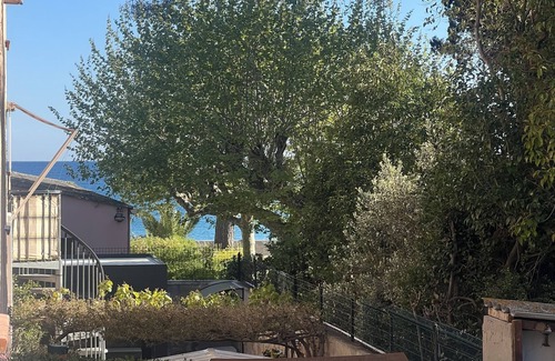 Les Sablettes Apartment | Relaxing Appartement Pieds Dans Leau with Family-Friendly Perks