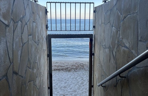 Les Sablettes Apartment | Relaxing Appartement Pieds Dans Leau with Family-Friendly Perks