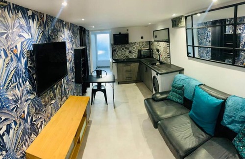 Echillais Apartment | Cozy Apartment Near the Transbordeur Bridge with Hot Tub