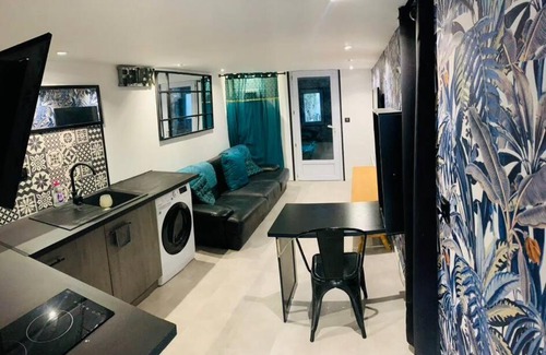 Echillais Apartment | Cozy Apartment Near the Transbordeur Bridge with Hot Tub