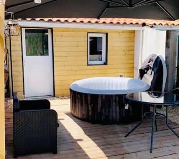 Echillais Apartment | Cozy Apartment Near the Transbordeur Bridge with Hot Tub