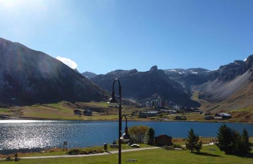 Tignes le Lac Apartment | Modern Apartment Near Lake with Balcony & Pet-Friendly Amenities