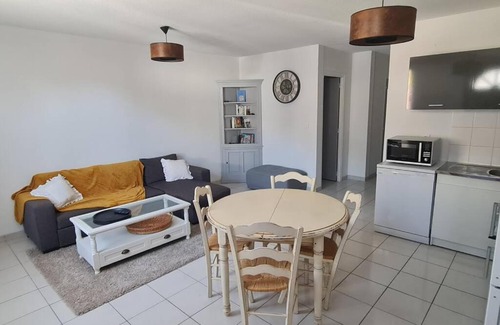 Curnier Apartment | Pet-Friendly Appartment Jas des Baronnies with Hot Tub