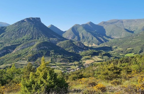 Curnier Apartment | Pet-Friendly Appartment Jas des Baronnies with Hot Tub
