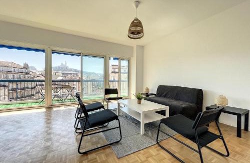 6th Arrondissement Apartment | Oceanfront Apartment with Notre-Dame de la Garde Views