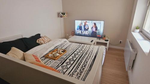 Lens Apartment | Cozy Apartment Near Stadium and Train Station, 9.5/10 Rated