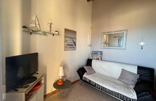Saint-Pierre-la-Mer Apartment | Seaside Family Retreat at Appartement T2 cabine - Saint Pierre la Mer