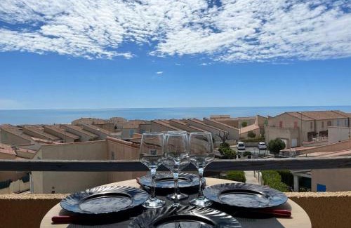 Saint-Pierre-la-Mer Apartment | Seaside Family Retreat at Appartement T2 cabine - Saint Pierre la Mer