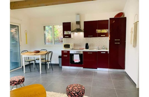 Sollies-Toucas House | Cozy T2 Apartment with Terrace and Family-Friendly Kitchen