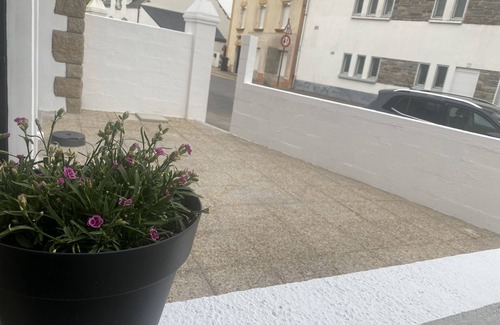 Etel Apartment | Modern Apartment with Terrace Near Beautiful Beaches