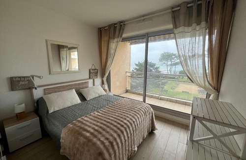 Arcachon Apartment | Seaside Retreat: Family-Friendly Apartment with Balcony