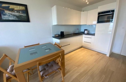 Arcachon Apartment | Seaside Retreat: Family-Friendly Apartment with Balcony