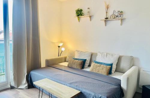 Argenteuil Apartment | Elegant 4-Star Retreat with Terrace - Guest Rated 9.3/10
