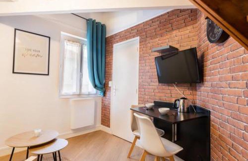Angouleme Apartment | Indus' Appart: Pet-Friendly Retreat with Free WiFi & Parking