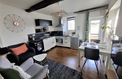 Vitre Apartment | Serene Jungle Retreat in Vitré - Rated 9/10 for Families