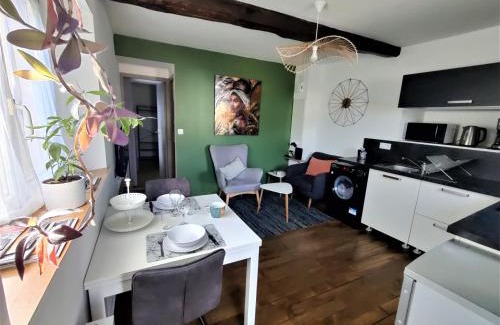 Vitre Apartment | Serene Jungle Retreat in Vitré - Rated 9/10 for Families