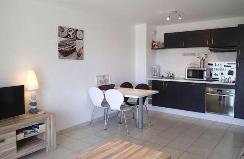 Etel Apartment | Modern T2 Apartment with Balcony, Steps from Beach & Port