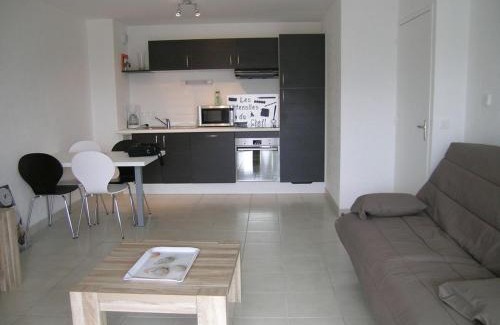 Etel Apartment | Modern T2 Apartment with Balcony, Steps from Beach & Port