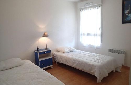 Etel Apartment | Modern T2 Apartment with Balcony, Steps from Beach & Port