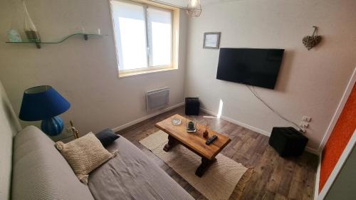 Fitou Apartment | Bright T3 Apartment with Outdoor Space & Family-Friendly Perks