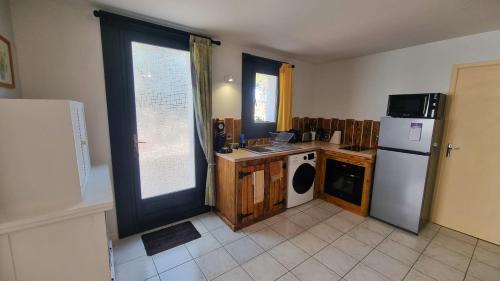 Fitou Apartment | Bright T3 Apartment with Outdoor Space & Family-Friendly Perks