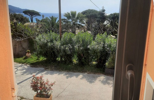 Le Lavandou Apartment | Oceanfront Appartement T3: 10/10 Rated Near the Beach