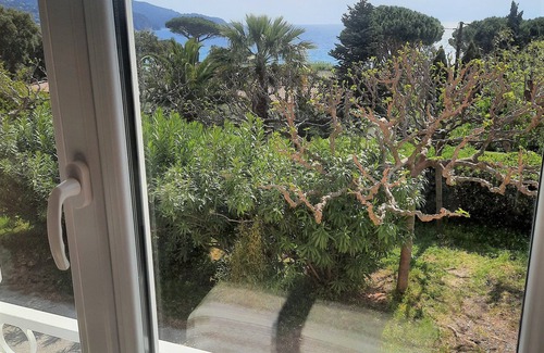 Le Lavandou Apartment | Oceanfront Appartement T3: 10/10 Rated Near the Beach