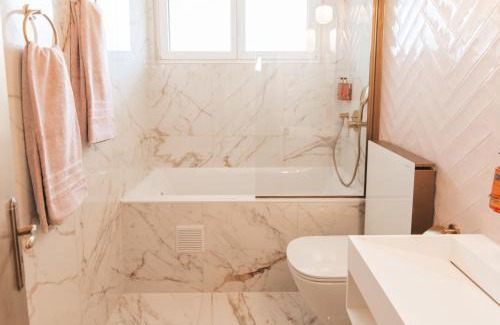 Couvet Apartment | Relaxing Retreat at Appartement thématique Au Creux de la rose