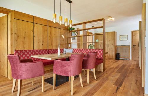 Bad Goisern Apartment | Relaxing Traumblick Apartment with Indoor Pool & Private Sauna
