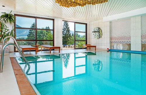 Bad Goisern Apartment | Relaxing Traumblick Apartment with Indoor Pool & Private Sauna