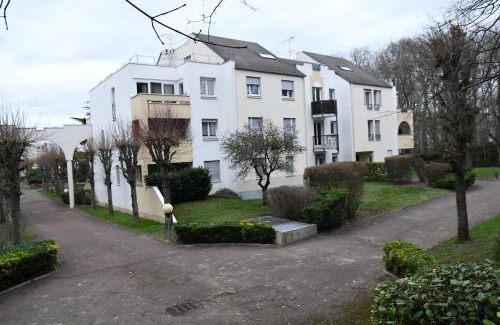 Draveil Apartment | Relax in Appartement Tropical with Hot Tub and Balnéothérapie