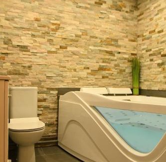 Draveil Apartment | Relax in Appartement Tropical with Hot Tub and Balnéothérapie