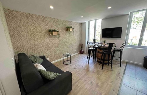 Vienne Apartment | Cozy Appartement Vignes: Pet-Friendly Getaway for Two