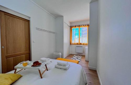 Mediterranee Apartment | Seaside Retreat with Ocean View & Private Parking