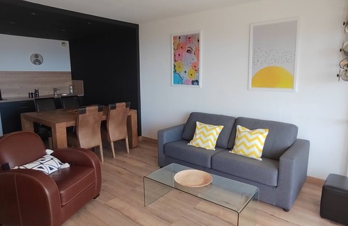 Kerherou Apartment | Seaside Apartment with Panoramic Views and Family Amenities