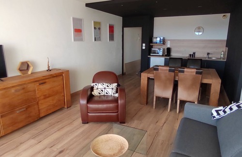 Kerherou Apartment | Seaside Apartment with Panoramic Views and Family Amenities