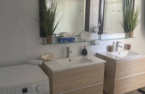 Les Avirons Apartment | Ocean View Apartment: Perfect for Family Escapes
