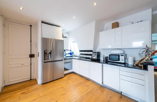 Chaillot Apartment | Elegant Apartment with Eiffel Tower Views & Family Friendly