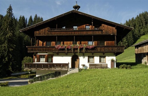 Auffach House | Premier Appartementhaus Talwinkel with Oceanfront Views
