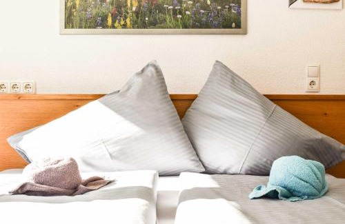 Elbigenalp Apartment | Pet-Friendly Appartements Schwarzer Adler with Ocean Views
