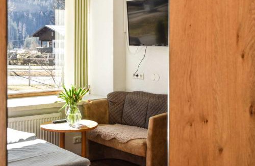 Elbigenalp Apartment | Pet-Friendly Appartements Schwarzer Adler with Ocean Views