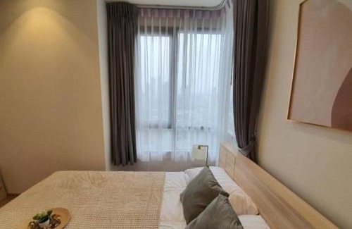 Khlong Kum Apartment | Modern 2-Bedroom Apartment with Pool & Hot Tub Access