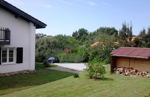 Saint-Pee-sur-Nivelle Apartment | Relax at Ihi-Toki: Ocean View Apartment with Garden Oasis