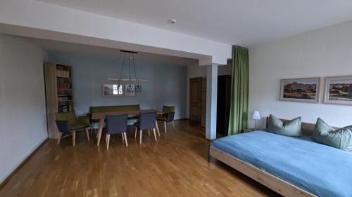 Weimar Apartment | Cozy Apartment am Markt: Pet & Child Friendly Retreat