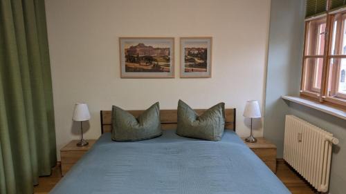 Weimar Apartment | Cozy Apartment am Markt: Pet & Child Friendly Retreat