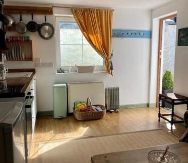 Pendeen Apartment | Family-Friendly Escape at The Little Vardo - Rated 8.2