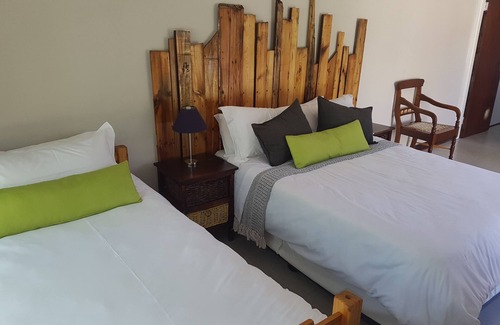 Colesberg House | Cozy Apartment with Yard: Family-Friendly Stay Rated 10/10