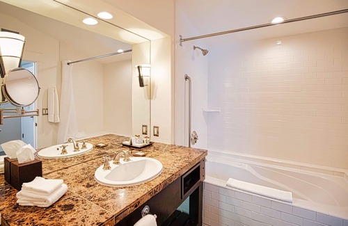 Lodi Hotel | Elegant Wine & Roses Hotel: Spa, Pool & Dining Awaits