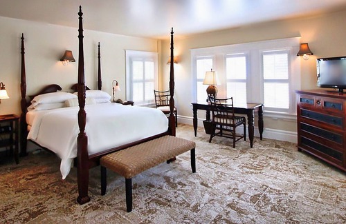 Lodi Hotel | Elegant Wine & Roses Hotel: Spa, Pool & Dining Awaits