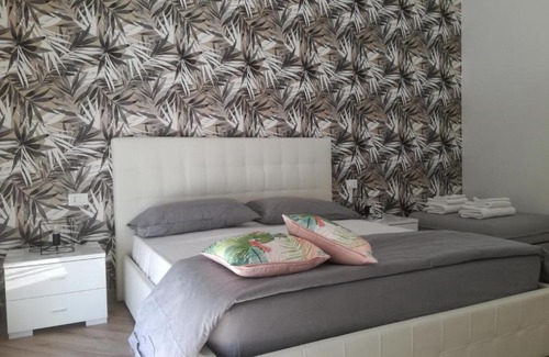 Quartiere XX Ardeatino Bed & Breakfast | Discover Appia Garden: Family-Friendly with Hot Tub & Dining
